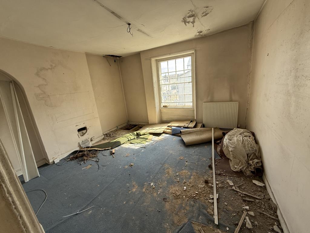 Lot: 86 - FORMER COMMERCIAL PROPERTY WITH PLANNING PERMISSION FOR RESIDENTIAL CONVERSION - Further first floor room